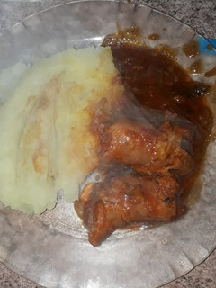 Una foto de Chorizo a la pomarola con puré