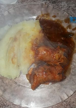 Una foto de Chorizo a la pomarola con puré