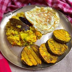 Begun Bhaja aka Brinjal fritters A picture of Begun Bhaja aka Brinjal fritters.