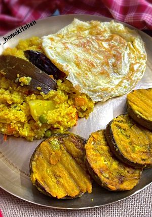 A picture of Begun Bhaja aka Brinjal fritters.