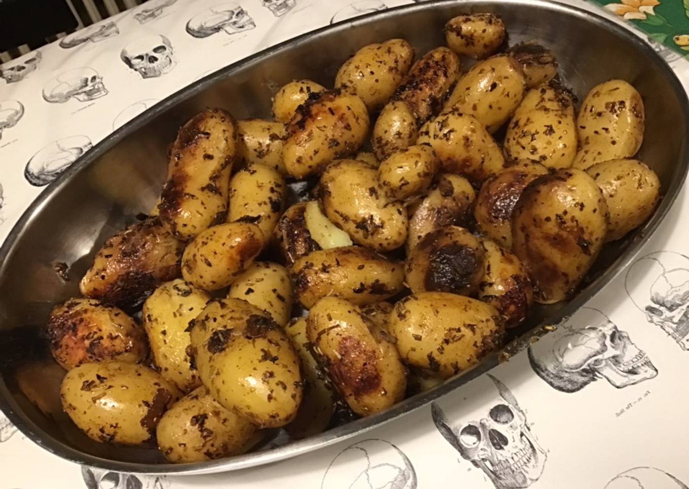 Pommes grenailles rôties en cocotte à l ail,oignon de roscoff et herbes de Provence
