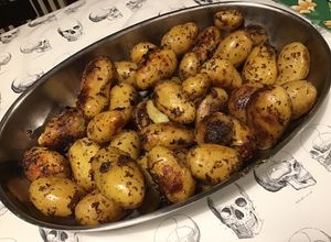 Une photo de Pommes grenailles rôties en cocotte à l'ail, oignon de roscoff et herbes de Provence