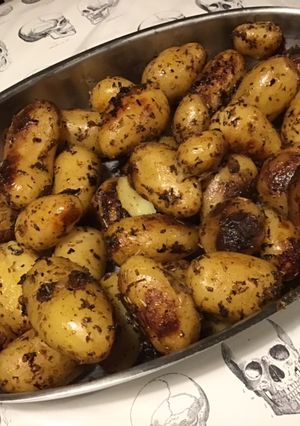 Une photo de Pommes grenailles rôties en cocotte à l'ail, oignon de roscoff et herbes de Provence