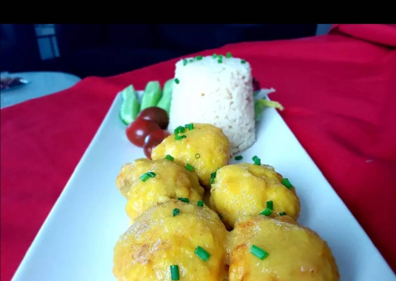 Albóndigas de rape y langostinos en salsa