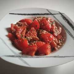 Foto principal de Ensalada de tomate con atún y ajonjolí