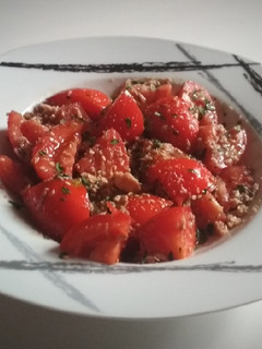 Una foto de Ensalada de tomate con atún y ajonjolí