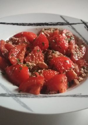 Una foto de Ensalada de tomate con atún y ajonjolí
