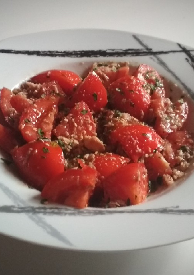 Una foto de Ensalada de tomate con atún y ajonjolí