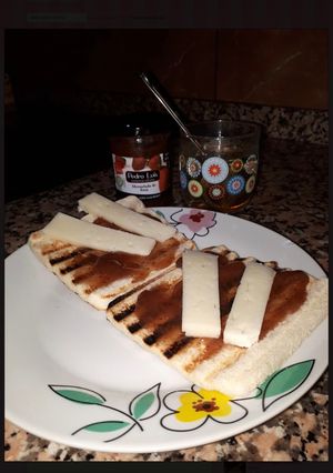 Foto principal de Pan Tostado con mermelada y queso