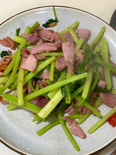 芹菜炒煙燻鴨肉 的食譜成品照片