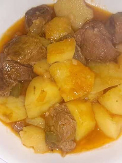 Una foto de Carne con patatas