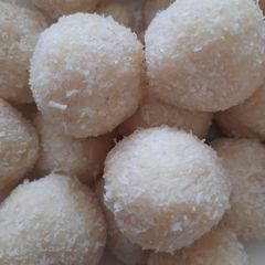 A picture of Cashew and Coconut ladoo.