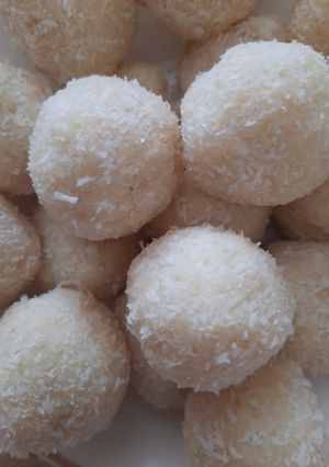 A picture of Cashew and Coconut ladoo.
