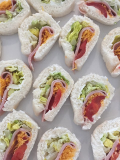Una foto de Canapés con huevo hilado fáciles y baratos para Navidad