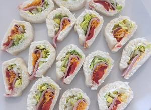 Una foto de Canapés con huevo hilado fáciles y baratos para Navidad
