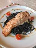 Tagliolini al Nero di Sepia και σολομός στο πουγκί