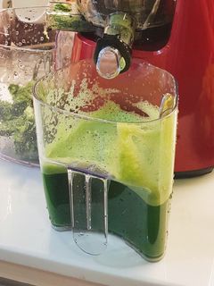 รูปของ น้ำผักปั่น Cold pressed สูตร Detox Green Juice จากหนังสือสูตร