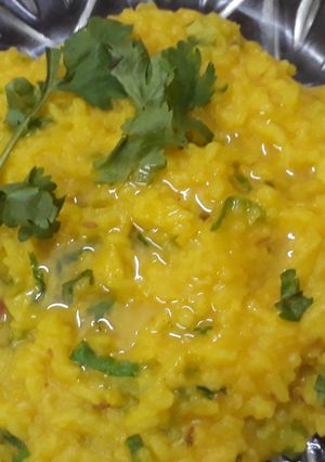 દાલ ખીચડી(dal khichdi recipe in Gujarati) રેસીપી મુખ્ય ફોટો