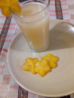 Una foto de Agua fresca de carambolo (fruta estrella) y guayaba