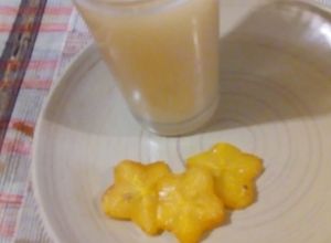 Una foto de Agua fresca de carambolo (fruta estrella) y guayaba