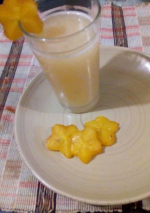 Una foto de Agua fresca de carambolo (fruta estrella) y guayaba