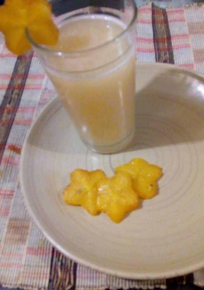 Una foto de Agua fresca de carambolo (fruta estrella) y guayaba