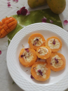 स्टफ्ड मैंगो कुल्फी (Stuffed mango kulfi recipe in hindi) रेसिपी मुख्य फोटो
