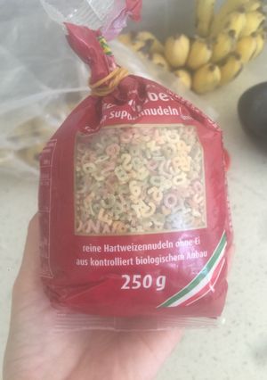 Hình của món Nui (hình chữ cái) nấu tôm thịt.