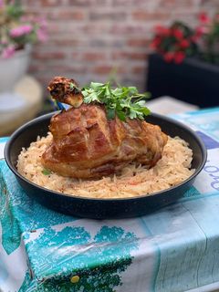 Ropogós sült csülök fehérboros párolt káposztával recept fotója