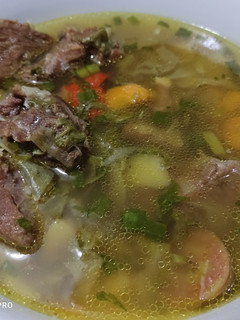 Una foto de Caldo de res con viandas