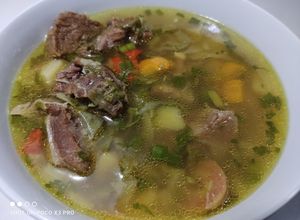 Una foto de Caldo de res con viandas