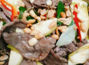 Hình của món Gỏi bò chuối sống.