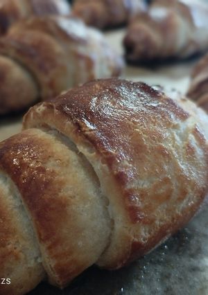 Gluténmentes, laktózmentes vajas croissant, házi, erdei gyümölcs dzsemmel recept fotója