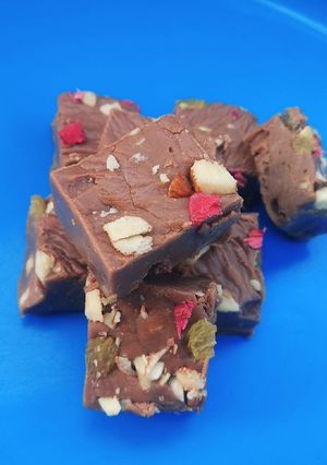 A picture of Mix dry fruits chocolate fudge.