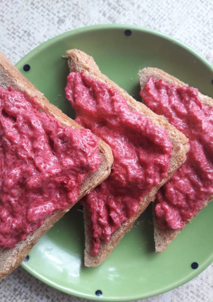 Салат из буряка, чеснока и майонеза