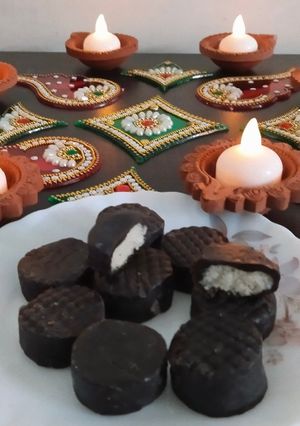 બાઉન્ટી બોલ્સ (Bounty Balls Recipe In Gujarati) રેસીપી મુખ્ય ફોટો