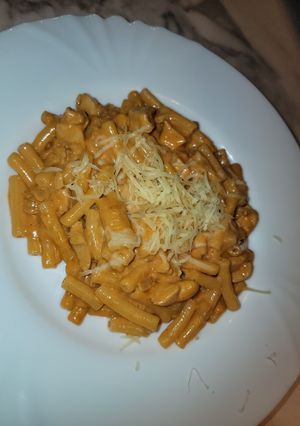 Tejszínes paradicsomos csirkés tészta recept fotója