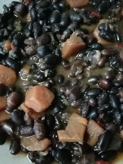 Una foto de Potaje de judías negras con su pringá!
