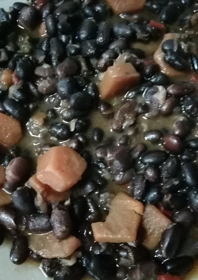 Una foto de Potaje de judías negras con su pringá!