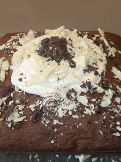 Una foto de Bizcocho con relleno de crema de semillas de amapolas y chocolate Toblerone