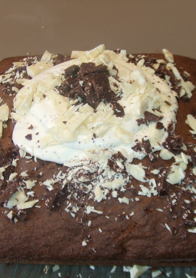 Una foto de Bizcocho con relleno de crema de semillas de amapolas y chocolate Toblerone