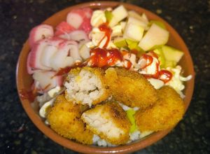 Una foto de Poke bowl kanikama manzana y pescado frito