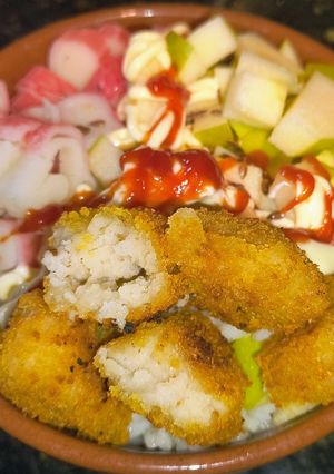 Una foto de Poke bowl kanikama manzana y pescado frito
