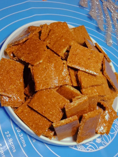 A picture of Hallaka kwabo / peanut candy.