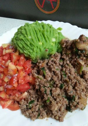 A picture of Mukimo, minced meat n kachumbari.