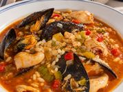 Una foto de arroz caldoso marisco