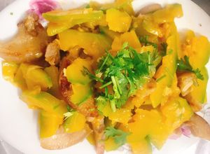 Hình của món Bí đỏ xào thịt.