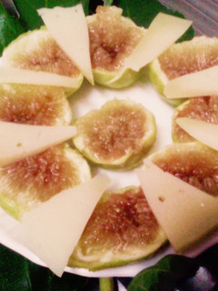 Una foto de Higos de cuello de dama con queso