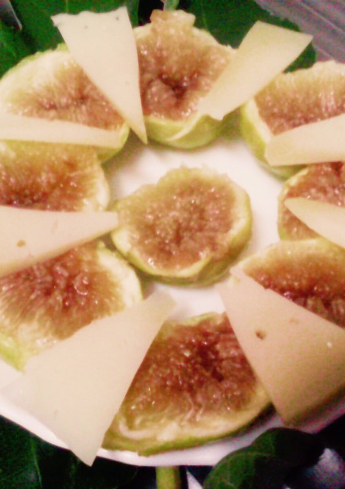 Una foto de Higos de cuello de dama con queso