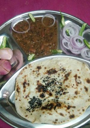 A picture of Dal makhani or tandoori naan.